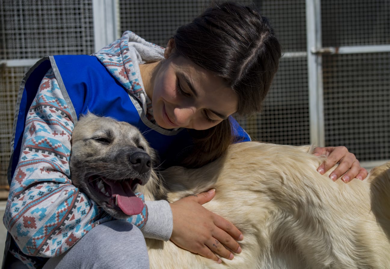 Volontaria con cane