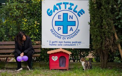 Foto di Grazia davanti al rifugio